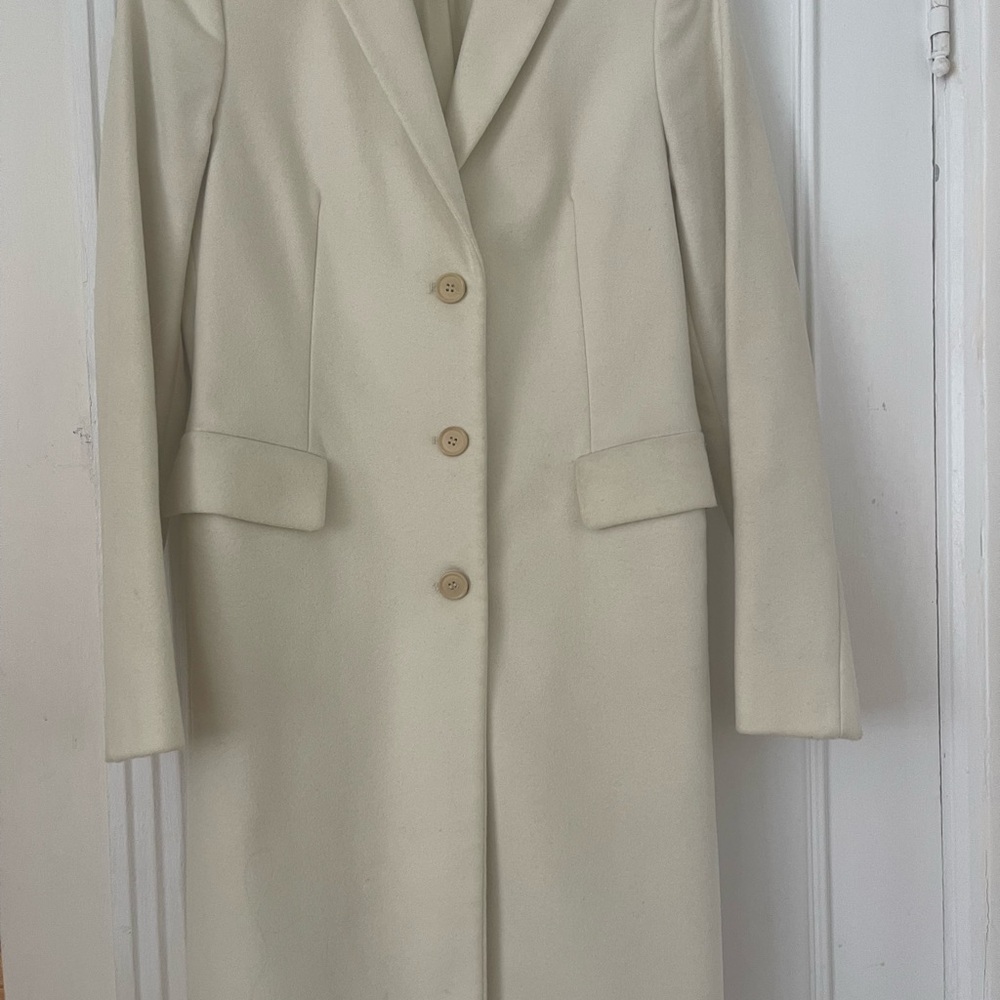 Coat. Beneton. Size 2. Color - bone. Lining, long slit at the back WOOL